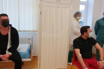 Managerul Spitalului Radauti, Traian Andronachi, si-a asteptat randul la vaccinare