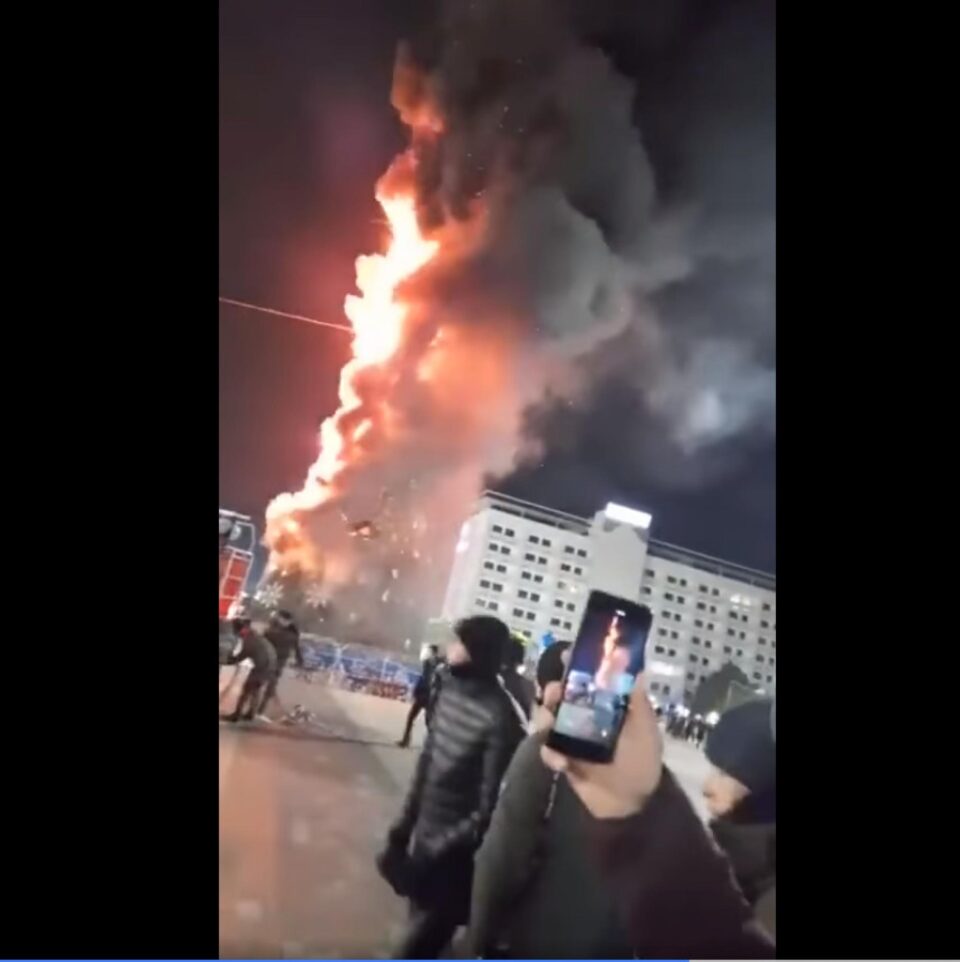 “Incendiu la bradul din centrul Sucevei”, o farsă MSGA care s-a propagat rapid, fiind considerată știre reală “Incendiu la bradul din centrul Sucevei”, o farsă MSGA care s-a propagat rapid, fiind considerată știre reală
