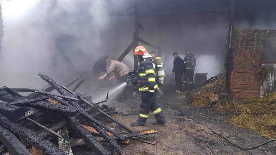 Incendiul a distrus depozitul de furaje al gospodăriei Incendiul a distrus depozitul de furaje al gospodăriei