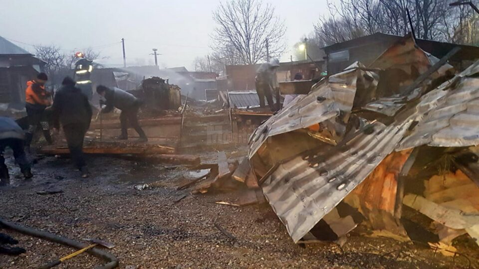 Flăcările dintr-o afumătoare au dus la izbucnirea unui incendiu la Râșca