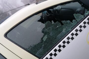 Un puștan de 13 ani a spart un taxi, la Gura Humorului Un puștan de 13 ani a spart un taxi, la Gura Humorului