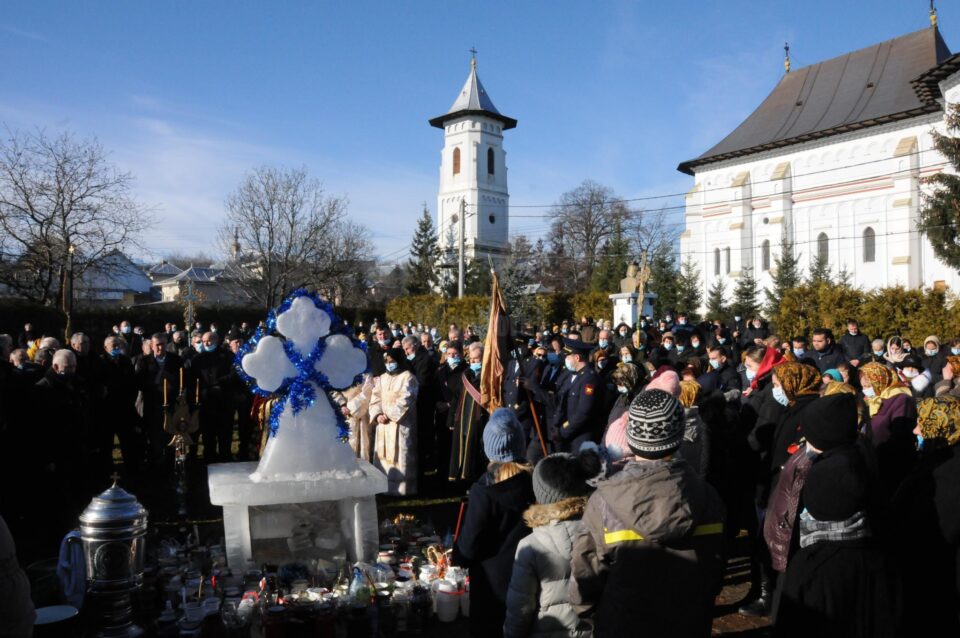 Credinciosii s-au adunat in jurul altarului cu cruce de gheata pentru slujba de sfintire a apei Credinciosii s-au adunat in jurul altarului cu cruce de gheata pentru slujba de sfintire a apei