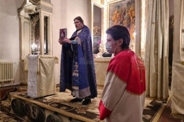 Aseară, în Ajun de Crăciun, la biserica Sf. Cruce din centrul municipiului Suceava, a fost oficiată slujba religioasă
