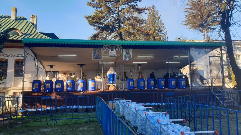 Mulțime de credincioși la slujba Bobotezei, oficiată de Înaltpreasfințitul Calinic