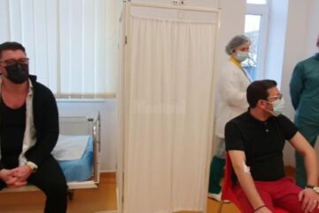 Managerul Traian Andronachi își așteaptă rândul la vaccinare