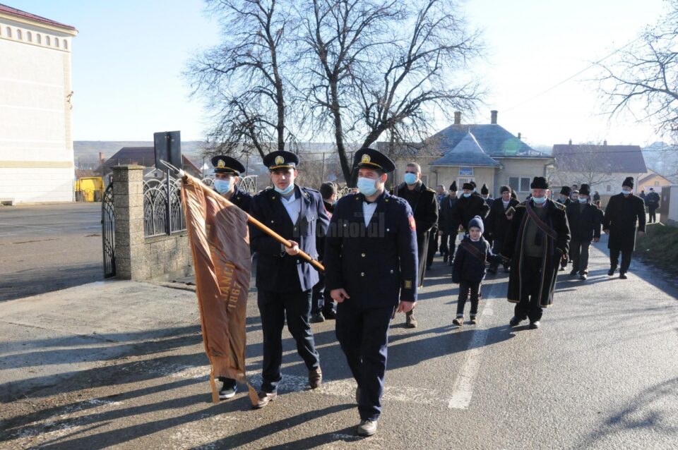 Procesiunea de sfintire a pornit apoi prin toata comuna
