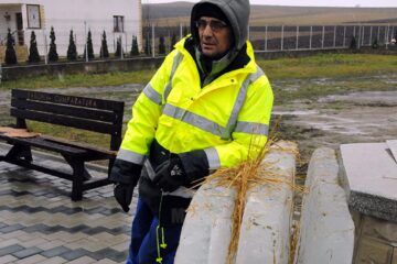 Plăci de gheață tăiate din apa Lacului Roșu