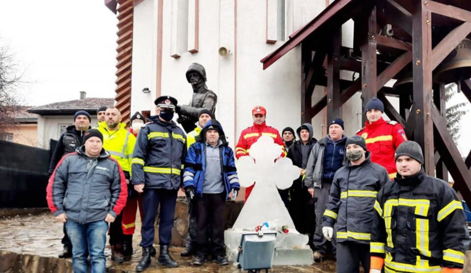 Cruce de gheață făcută de bosânceni la Biserica Militară de la ISU Suceava