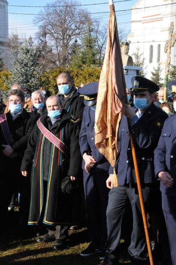 Pompierii voluntari din Bosanci și steagul formațiunii, datând de la sfârșitul secolului al XIX-lea