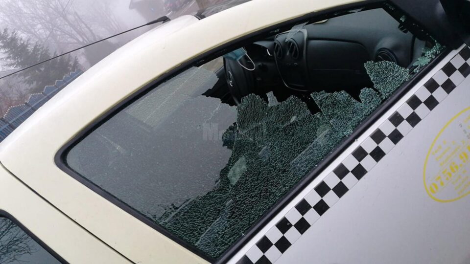 Un puștan de 13 ani a spart un taxi, la Gura Humorului