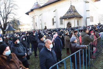 Mulțime de credincioși la slujba Bobotezei, oficiată de Înaltpreasfințitul Calinic