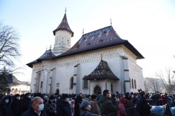 Mulțime de credincioși la slujba Bobotezei, oficiată de Înaltpreasfințitul Calinic