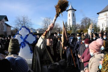 Preotul, pompierii voluntari și credincioșii din Bosanci, în procesiune de sfințire prin comună
