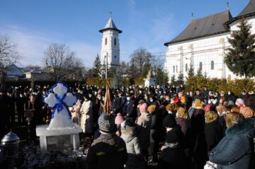 Credincioșii s-au adunat în jurul altarului cu cruce de gheață pentru slujba de sfințire a apei