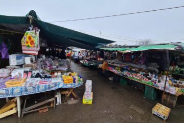 Zona din spate a Pieței Mari pare o lume desprinsă dintr-o altă epocă