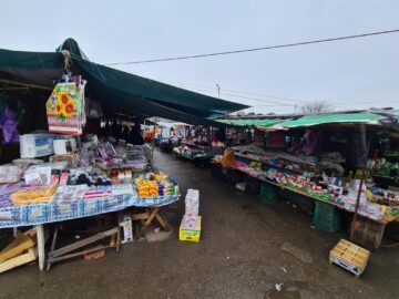 Zona din spate a Pieței Mari pare o lume desprinsă dintr-o altă epocă