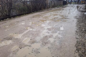 Bălți imense, la intrarea pe strada Alexandru Voievidca, ce așteaptă asfaltul de ani de zile