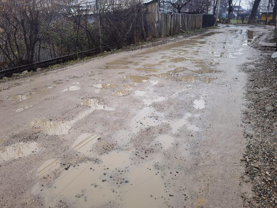 Bălți imense, la intrarea pe strada Alexandru Voievidca, ce așteaptă asfaltul de ani de zile Bălți imense, la intrarea pe strada Alexandru Voievidca, ce așteaptă asfaltul de ani de zile