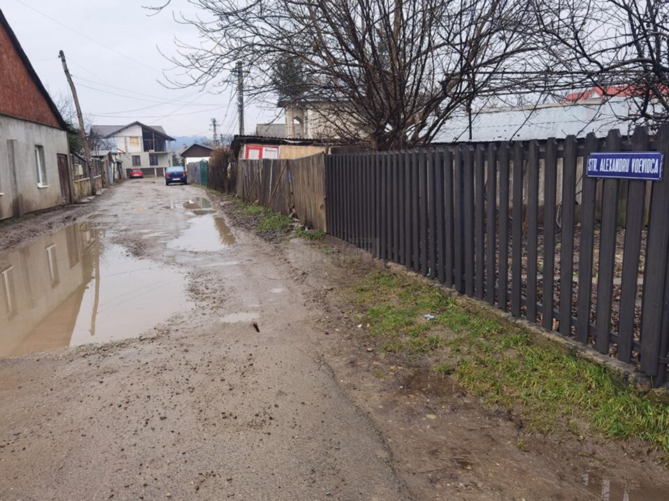 Bălți imense, la intrarea pe strada Alexandru Voievidca, ce așteaptă asfaltul de ani de zile