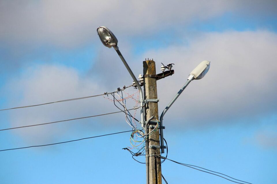 Ca urmare a distrugerii stâlpului a fost afectată și alimentarea cu energie electrică în satul Siliștea Ca urmare a distrugerii stâlpului a fost afectată și alimentarea cu energie electrică în satul Siliștea