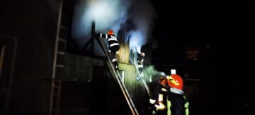 Un taximetrist a semnalat un incendiu la o gospodărie din Vatra Dornei