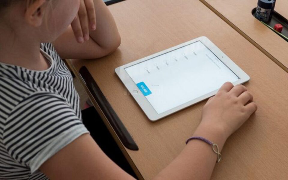 Elevii revin astăzi la cursurile online