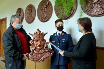 Eleva plutonier major Miruna Gabriela Duracu primind basorelieful lui Ștefan cel Mare. Foto Toderașcu Ioan