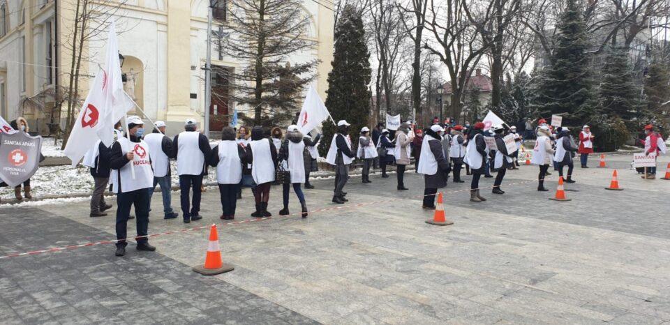 Sindicaliștii SANITAS protestează în fața Prefecturii Suceava