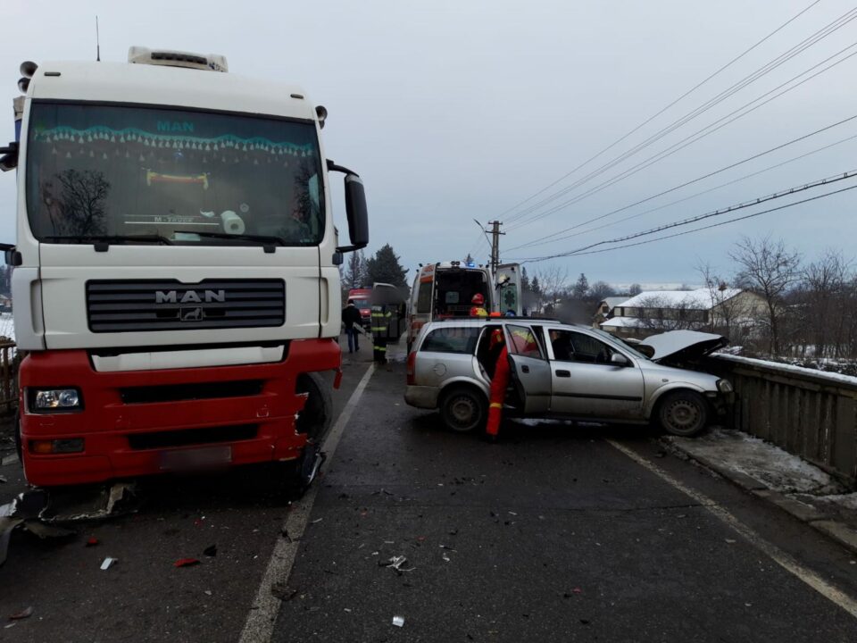 Trei victime au ajuns la spital, în urma coliziunii unui autoturism cu un autotren Trei victime au ajuns la spital, în urma coliziunii unui autoturism cu un autotren