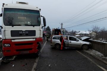Trei victime au ajuns la spital, în urma coliziunii unui autoturism cu un autotren