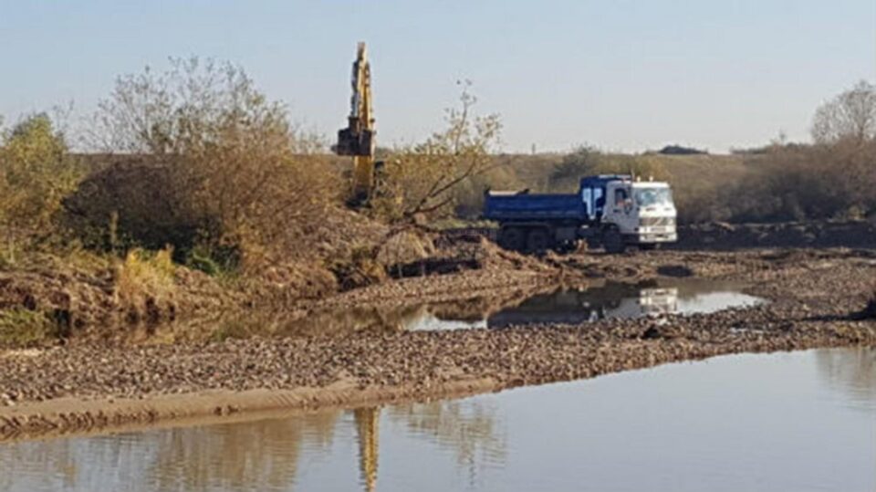 Exploatare de balast ilegală, descoperită în albia râului Siret, la Verești