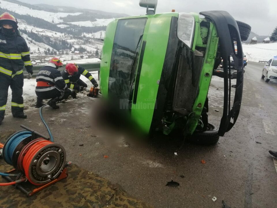 Microbuzul răsturnat pe Mestecăniș Microbuzul răsturnat pe Mestecăniș