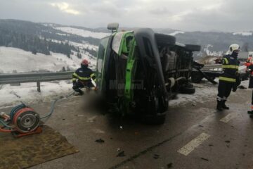 În microbuzul răsturnat pe Mestecăniș erau suceveni care plecau în Franța.