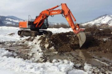 Excavator abandonat în albia râului