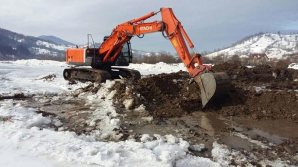 Excavator abandonat în albia râului Excavator abandonat în albia râului