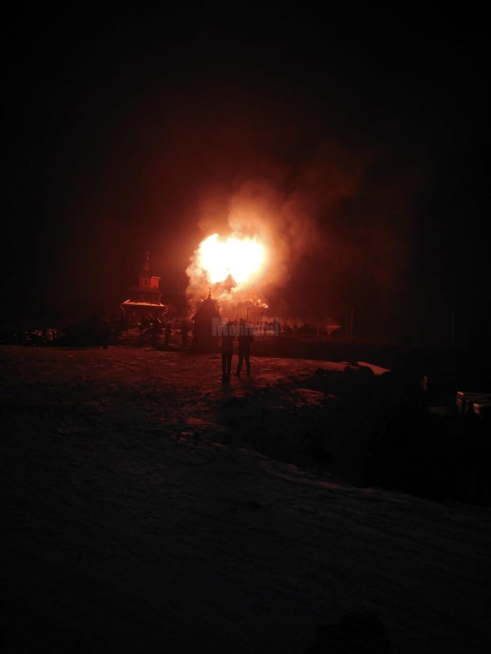 Incendiul a cuprins intreaga biserica construita din lemn