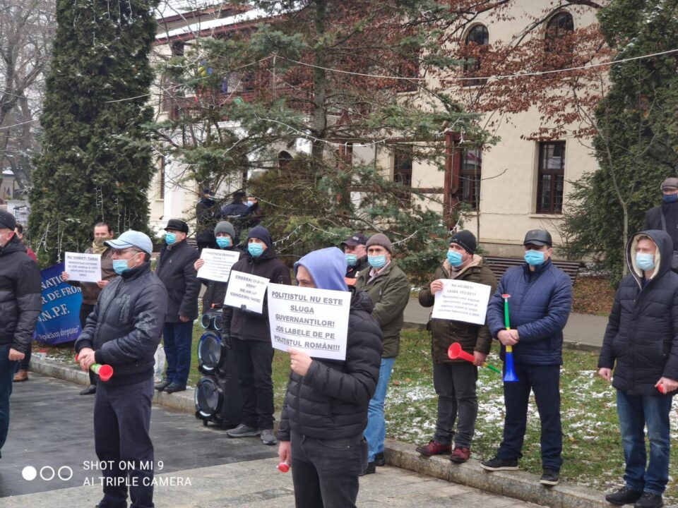 Polițiști de frontieră și militari în rezervă au protestat față de înghețarea salariilor și a pensiilor
