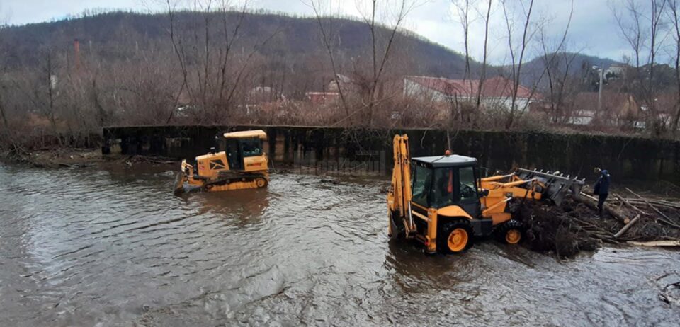 Exploatare de balast ilegală, descoperită în albia râului Siret, la Verești