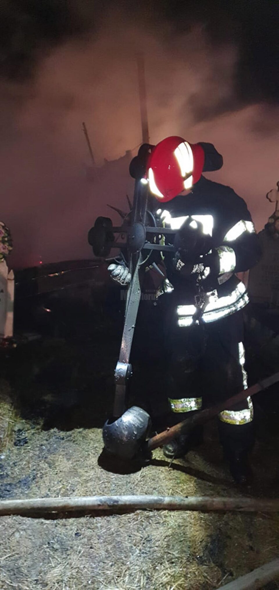 Biserica din localitatea Brodina de Sus, mistuită de un incendiu violent