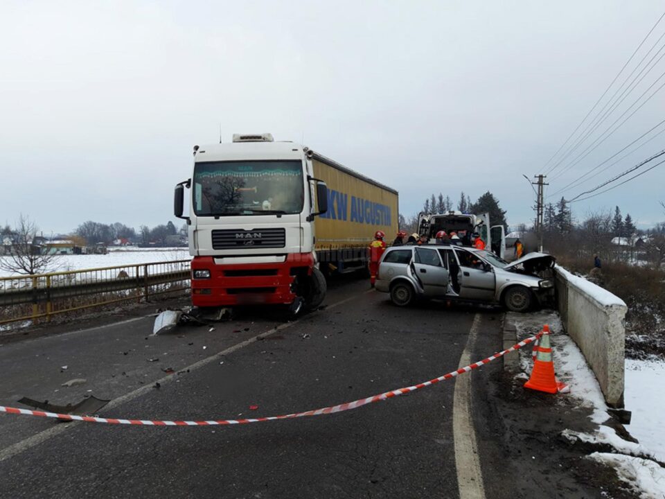 Impactul a avut loc pe un pod în curbă, pe o șosea marcată cu linie continuă