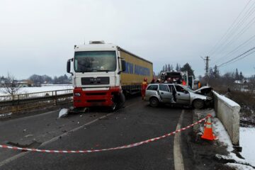 Impactul a avut loc pe un pod în curbă, pe o șosea marcată cu linie continuă