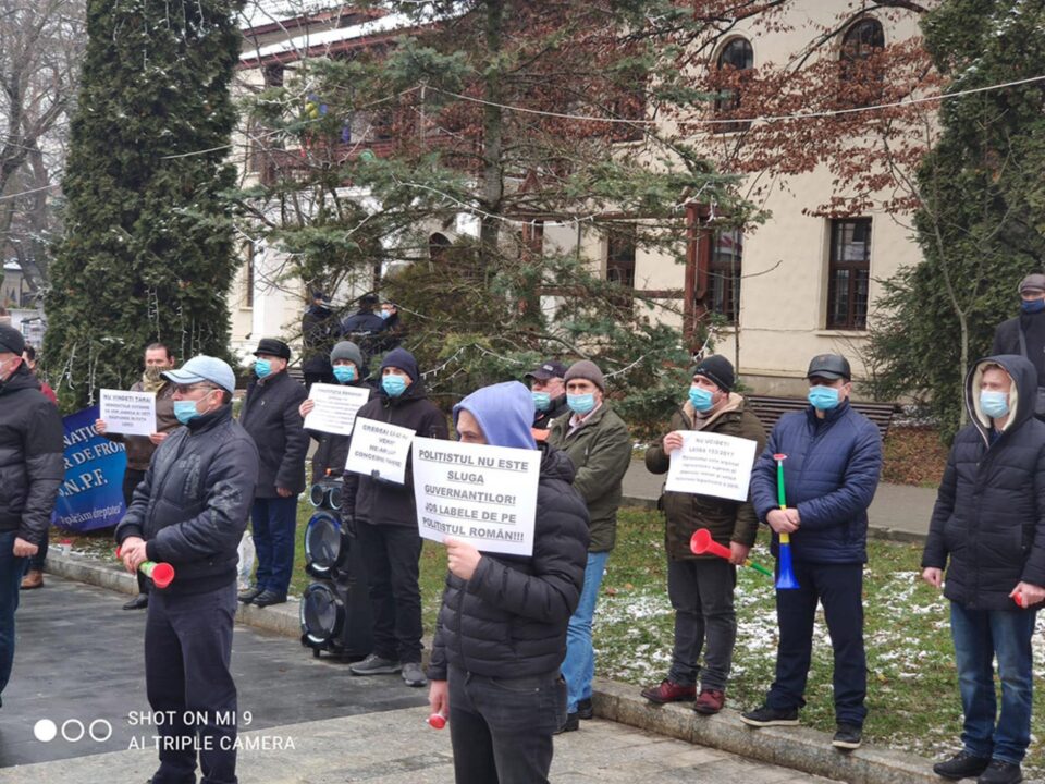 Polițiști de frontieră și militari în rezervă au protestat, ieri, în fața Prefecturii Suceava