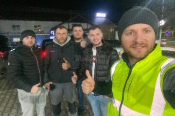 Daniel Bodnar și tinerii care l-au însoțit la acțiunea de la Mănăstirea Humorului