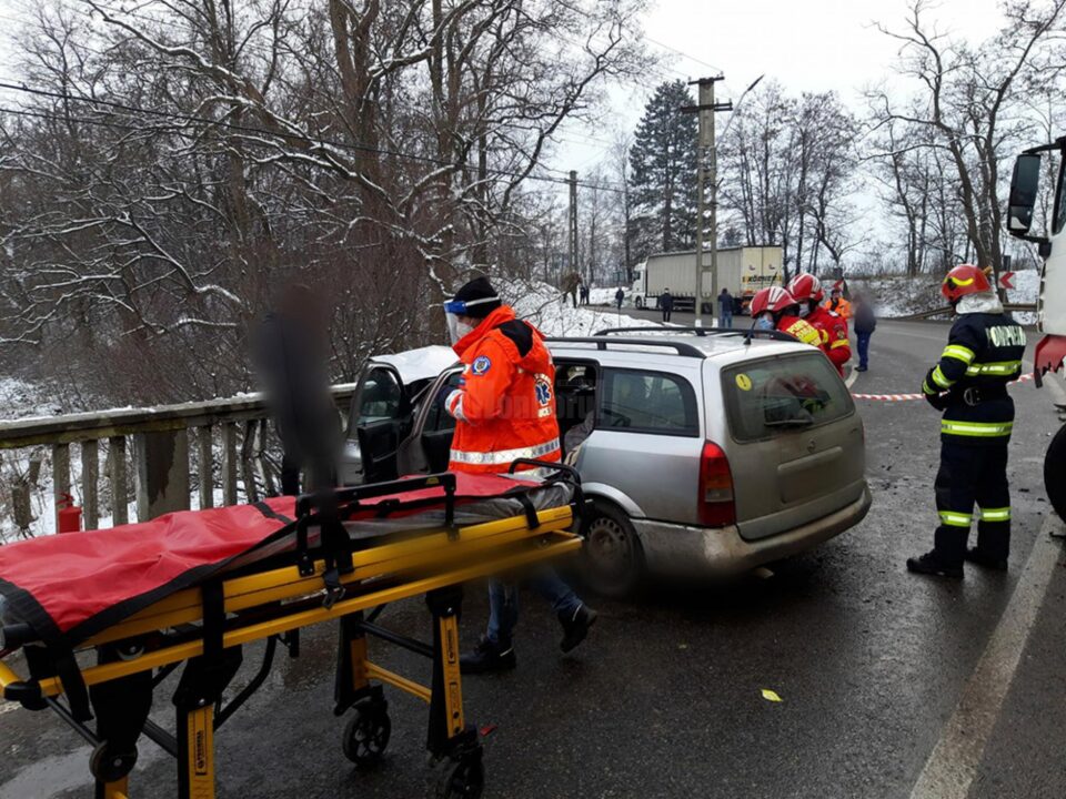 Impactul a avut loc pe un pod în curbă, pe o șosea marcată cu linie continuă