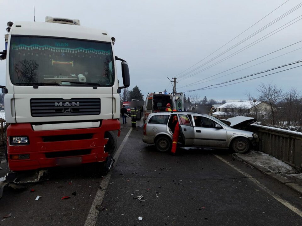 Impactul a avut loc pe un pod în curbă, pe o șosea marcată cu linie continuă
