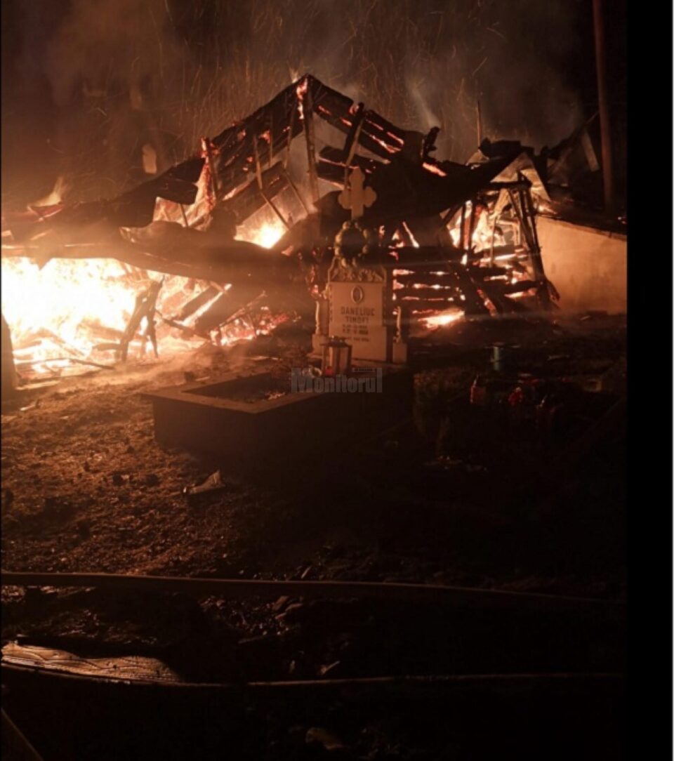 Bucăți din acoperișul bisericii, prăbușite la pământ