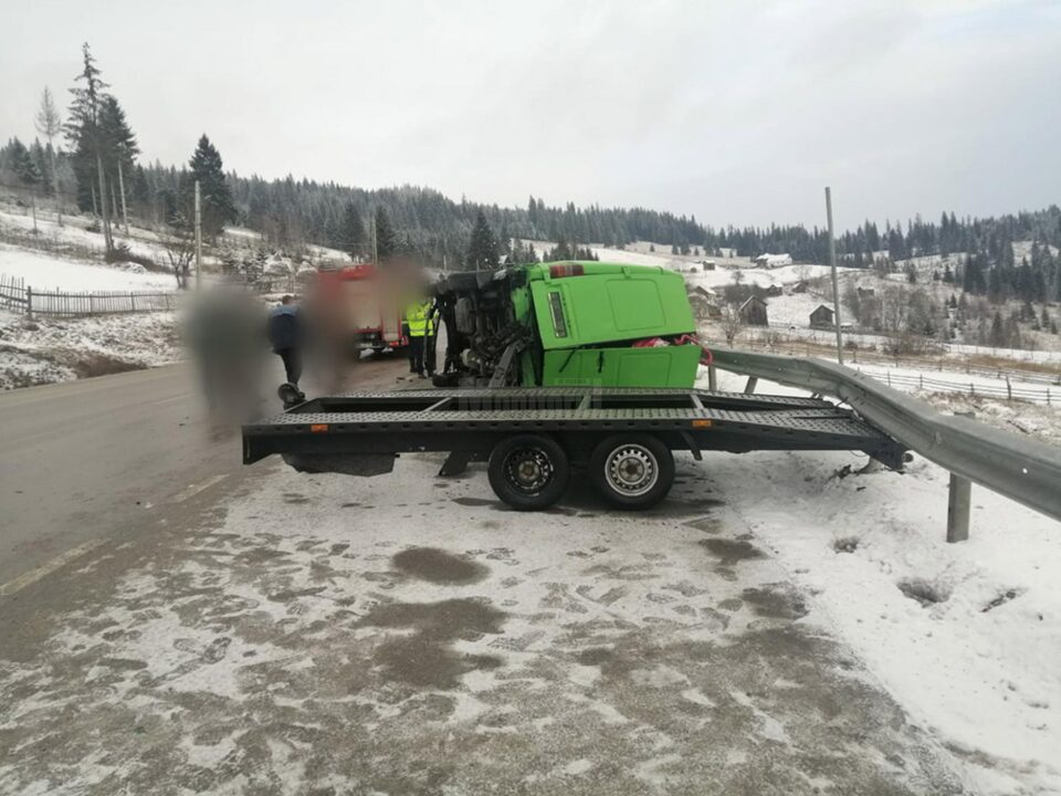 Microbuzul s-a răsturnat pe o parte