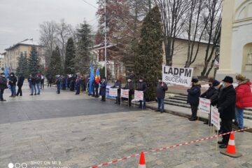 Polițiști de frontieră și militari în rezervă au protestat, ieri, în fața Prefecturii Suceava