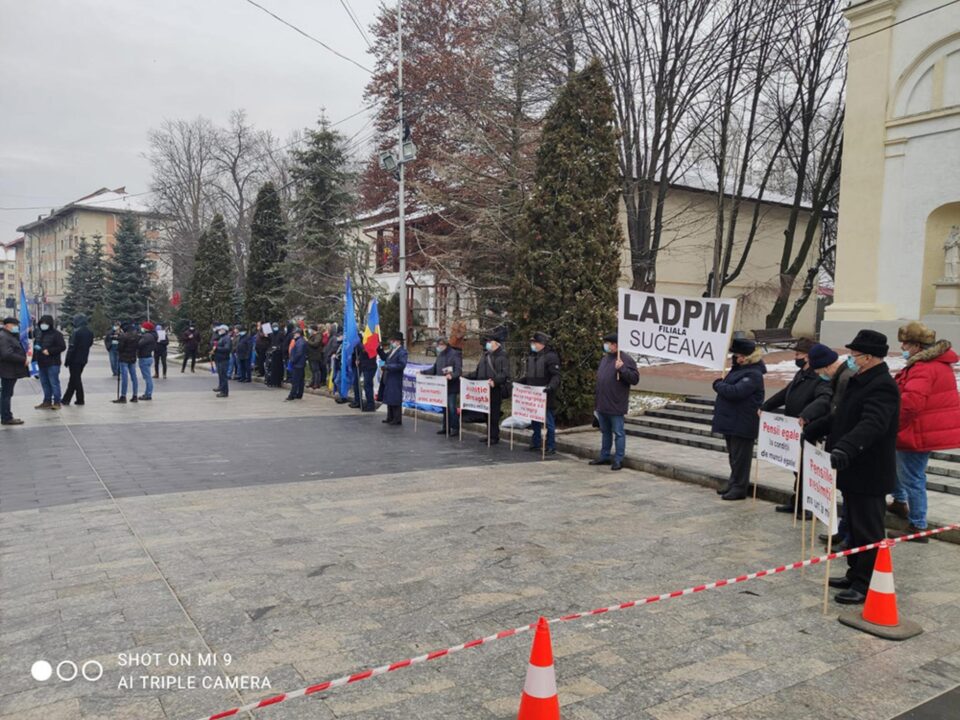 Polițiști de frontieră și militari în rezervă au protestat, ieri, în fața Prefecturii Suceava