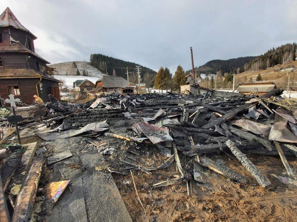 Două icoane din catapeteasma mistuită de flăcări a bisericii din Brodina de Sus au rămas intacte